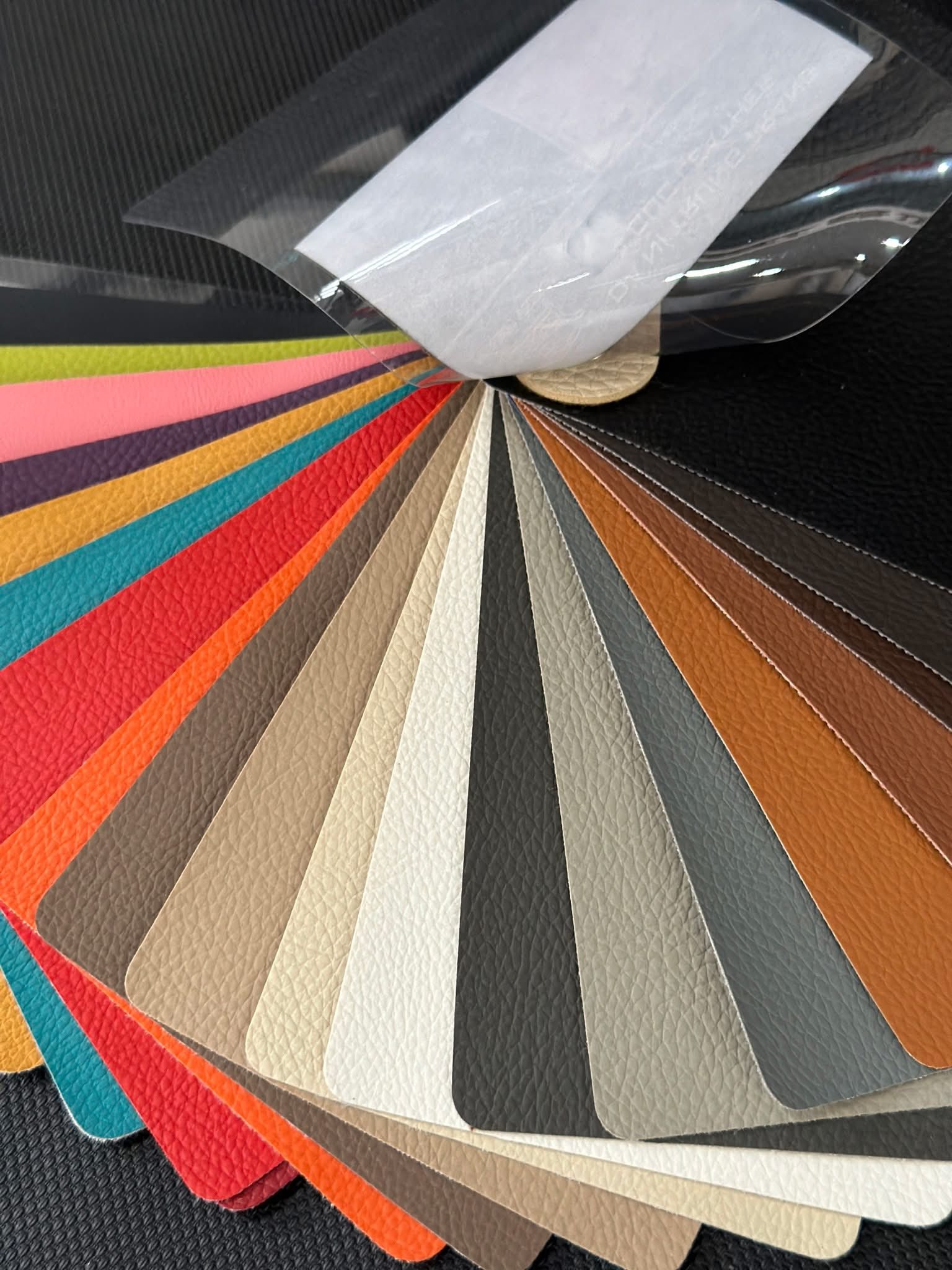 Đầu giường nên bọc da hay bọc nỉ?