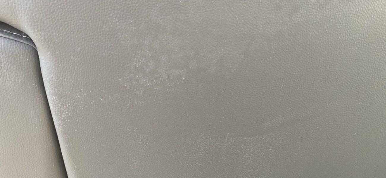 ghế sofa da bị mốc